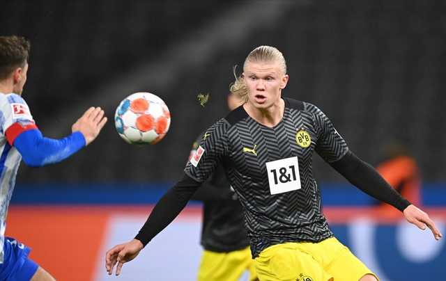  多特蒙德客场逆转取胜，哈兰德双响展现锋霸本色  